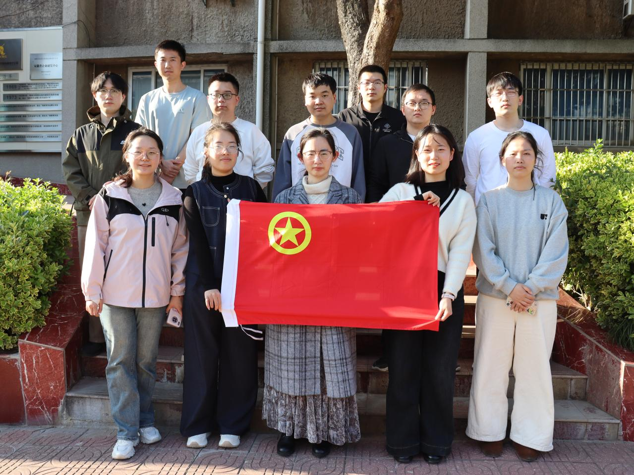 凈美辦公 黨團同行——設計團支部組織開展美化辦公環境志愿服務...